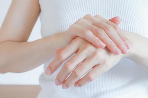 顔より老化が早い!?手のシワの適切なケアとは